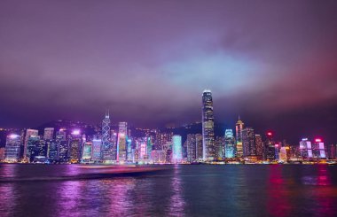 Geceleyin Hong Kong silueti