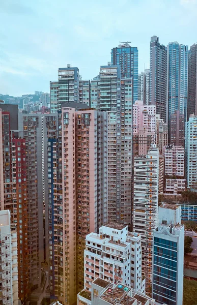 Prédios residenciais no centro da cidade. Hong Kong . — Fotografia de Stock