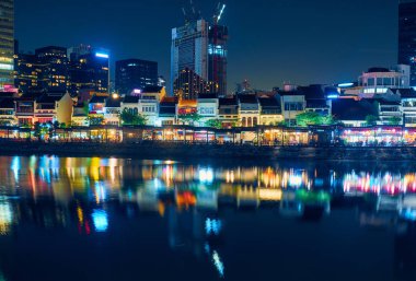 Singapur'da geceleri kafe ve restoranlar