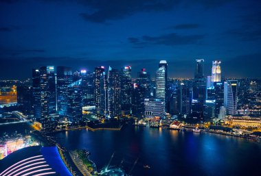 Singapur'da geceleri gökdelenler