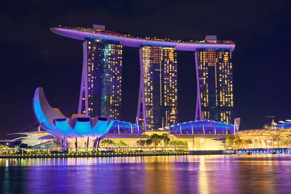 Marina Bay Sands ist ein integriertes Resort direkt an der Marina Bay in Singapore — Stockfoto