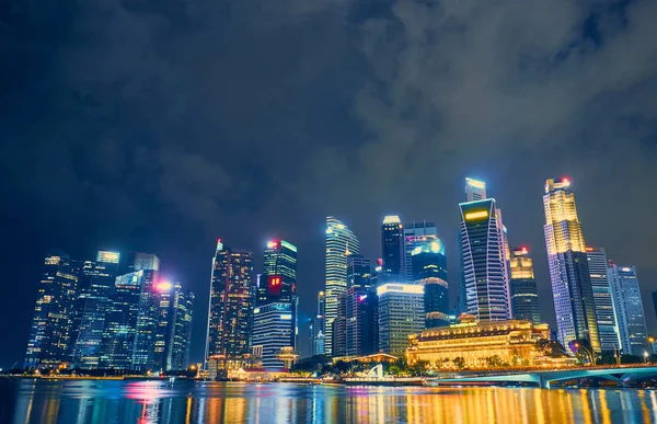 Wieżowce nocą w Singapurze — Zdjęcie stockowe
