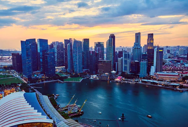 Skyscrapers at night in Singapore — Stock Photo, Image