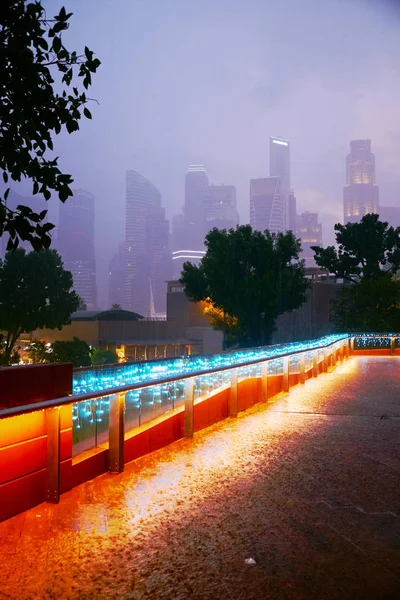 Chuva em Singapura durante o pôr do sol — Fotografia de Stock