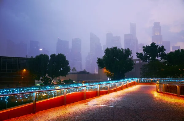 Chuva em Singapura durante o pôr do sol — Fotografia de Stock