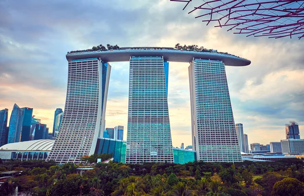 Marina Bay Sands ist ein integriertes Resort direkt an der Marina Bay in Singapore — Stockfoto