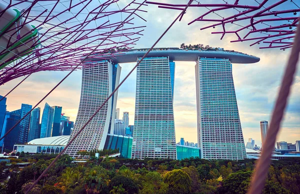 Marina Bay Sands ist ein integriertes Resort direkt an der Marina Bay in Singapore — Stockfoto