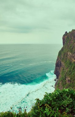 Uluwatu Tapınağı okyanus kıyısındaki bir uçurumda. 