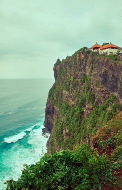 Uluwatu Tapınağı okyanus kıyısındaki bir uçurumda. 