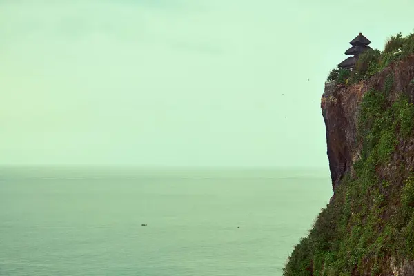 Uluwatu Temple on a cliff near the ocean. — Stock Photo, Image