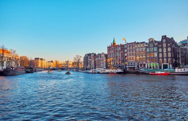 Amsterdam'daki kanalların manzarası. Hollanda
