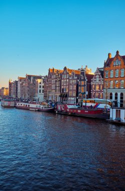 Amsterdam'daki kanalların manzarası. Hollanda