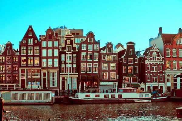 Vista de los canales en Amsterdam. Países Bajos — Foto de Stock