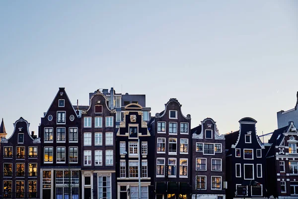 Типичные здания в Амстердаме. Нидерланды — стоковое фото