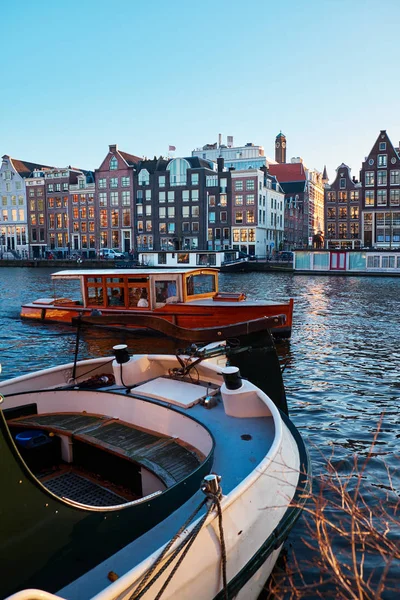 Zicht op de grachten in Amsterdam. Nederland — Stockfoto