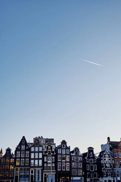 Typowe budynki w Amsterdamie. Holandia — Zdjęcie stockowe