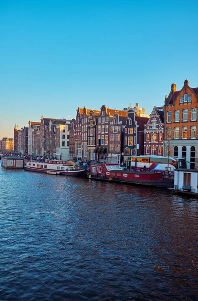 Blick auf die Kanäle in Amsterdam. Niederlande — Stockfoto