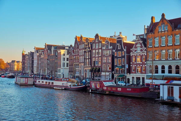 Zicht op de grachten in Amsterdam. Nederland — Stockfoto