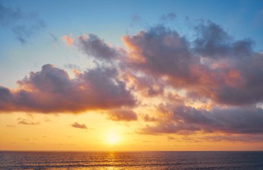 Okyanusu güzel turuncu günbatımı