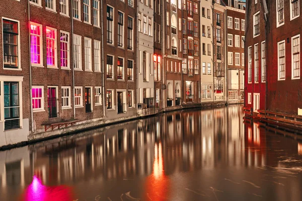 Canale tra gli edifici di notte ad Amsterdam — Foto Stock