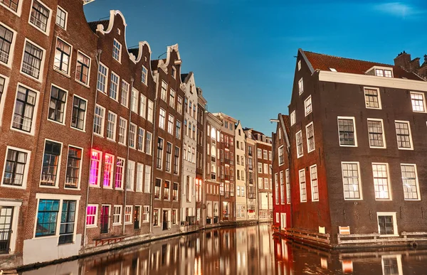 Canale tra gli edifici di notte ad Amsterdam — Foto Stock