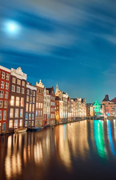 Téglaházak és csatorna Amszterdamban éjjel — Stock Fotó