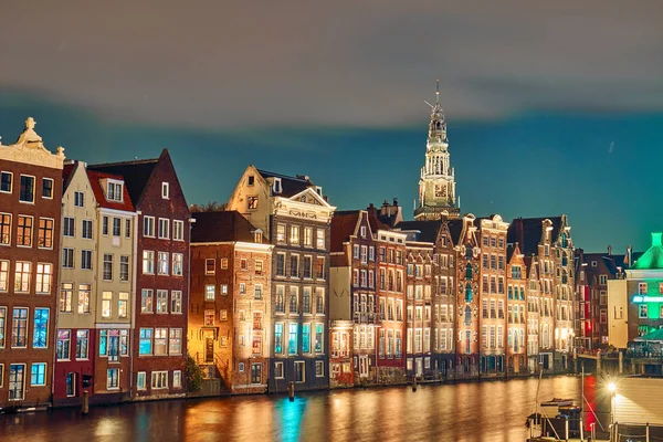 Case di mattoni e canali ad Amsterdam di notte — Foto Stock