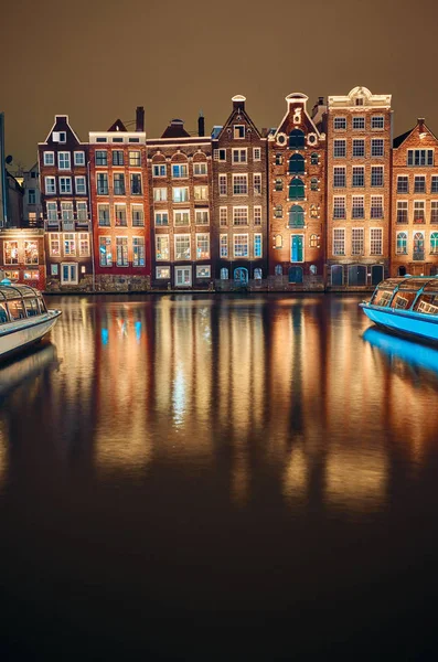 Casas de tijolo e canal em amsterdam à noite — Fotografia de Stock