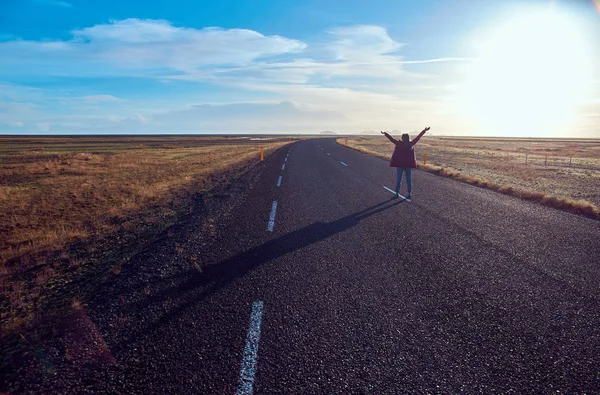 Chica en la carretera en Islandia — Foto de Stock