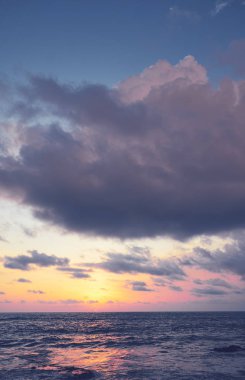 Manzara. Denizin üzerinde gün batımı