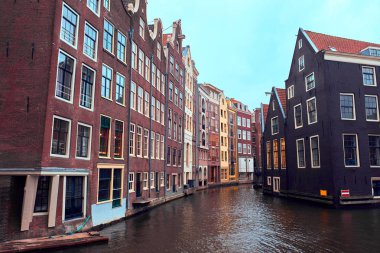 Kanal ve Amsterdam binalarda.
