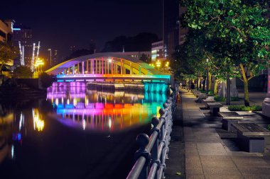 Singapur 'da gece vakti nehir üzerindeki köprü.