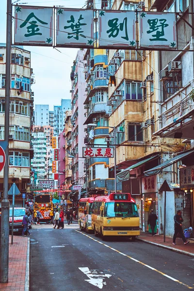 Viel werbung und beschilderung auf gebäuden in ong kong — Stockfoto