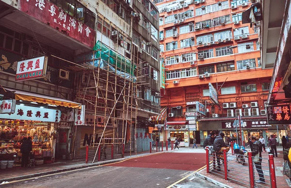 Altbau mit vielen Klimaanlagen in Hongkong — Stockfoto