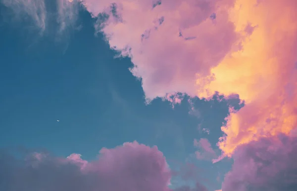 Mond und Wolken am Himmel als Hintergrund — Stockfoto