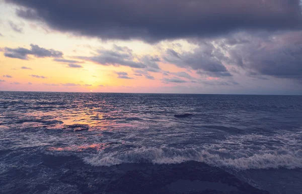 Paisaje. Puesta de sol sobre el mar — Foto de Stock