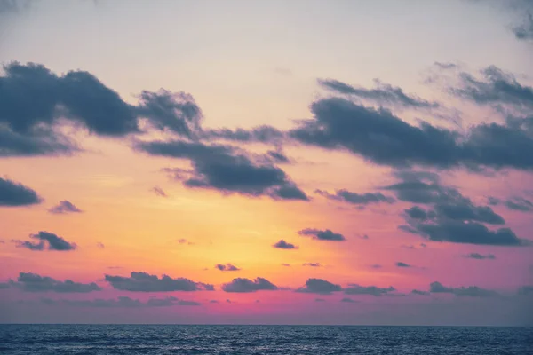 Paisaje. Puesta de sol sobre el mar — Foto de Stock