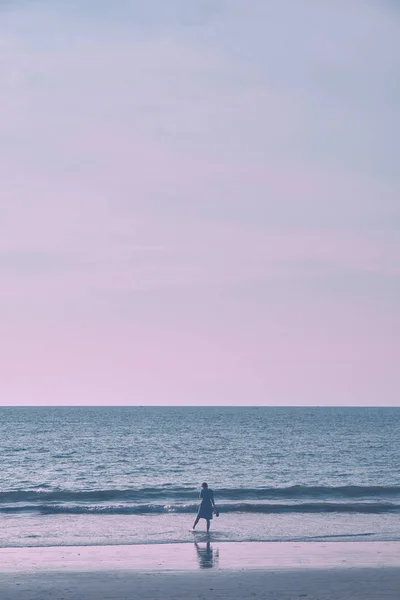 Girl on the beach during sunset — Stock Photo, Image