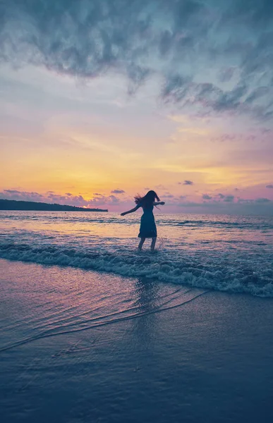 Girl on the beach during sunset — Stock Photo, Image