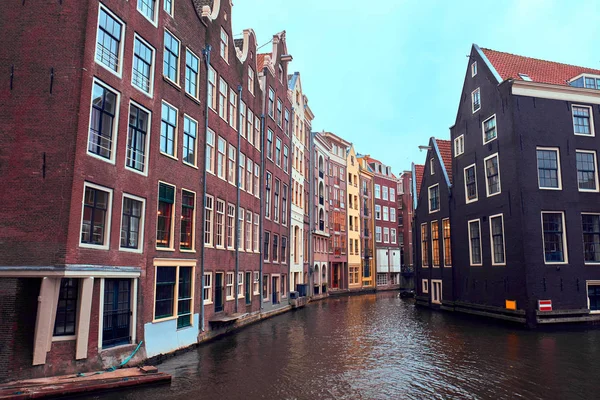 Kanalen och byggnader i Amsterdam. — Stockfoto