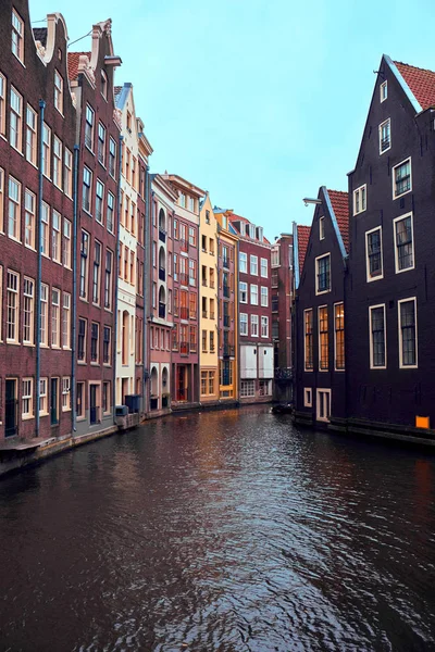 Канал и здания Амстердама . — стоковое фото