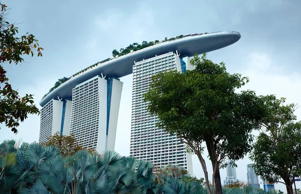 Marina Bay Sands is een geïntegreerd Resort aan de baai van Marina in Singapore — Stockfoto