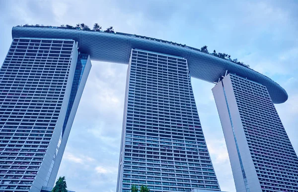 Marina Bay Sands ist ein integriertes Resort direkt an der Marina Bay in Singapore — Stockfoto