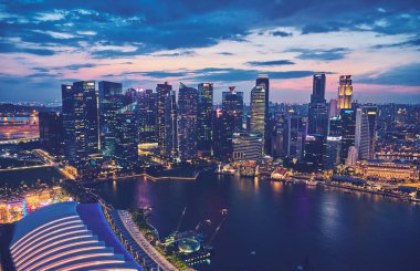 Singapur'da geceleri gökdelenler