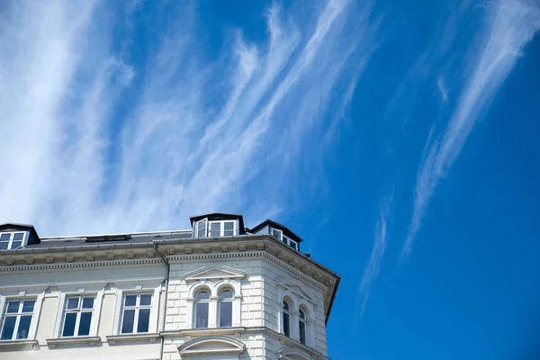 Taket av byggnaden mot den blå himlen — Stockfoto