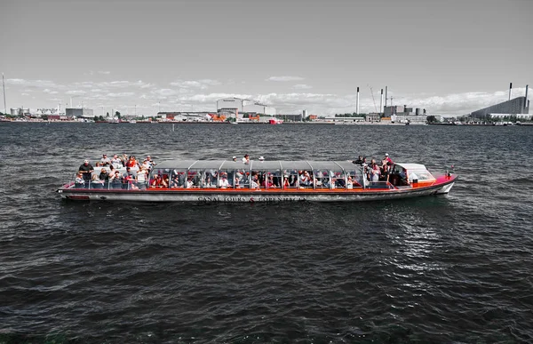 Корабель з туристами на головному каналі в Копенгагені. — стокове фото