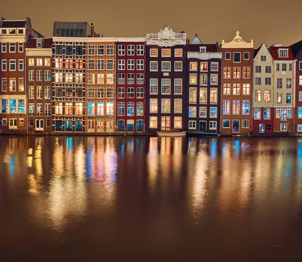 Maisons en brique et canal à Amsterdam la nuit — Photo