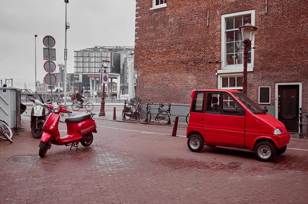 Červené malé auto a moped — Stock fotografie