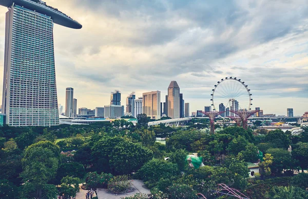 マリーナベイサンズは、シンガポールのマリーナベイに面した統合リゾートです — ストック写真
