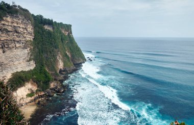 Denizin üzerinde uçurum. 